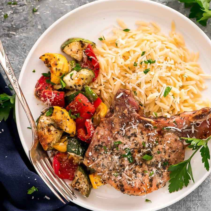 家庭晚餐创意——意大利猪排配上米饭和蔬菜。