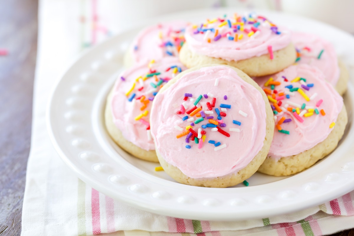 糖饼干食谱——模仿阁楼的糖bob综合手机客户饼干，上面有粉红色的糖霜和糖屑。