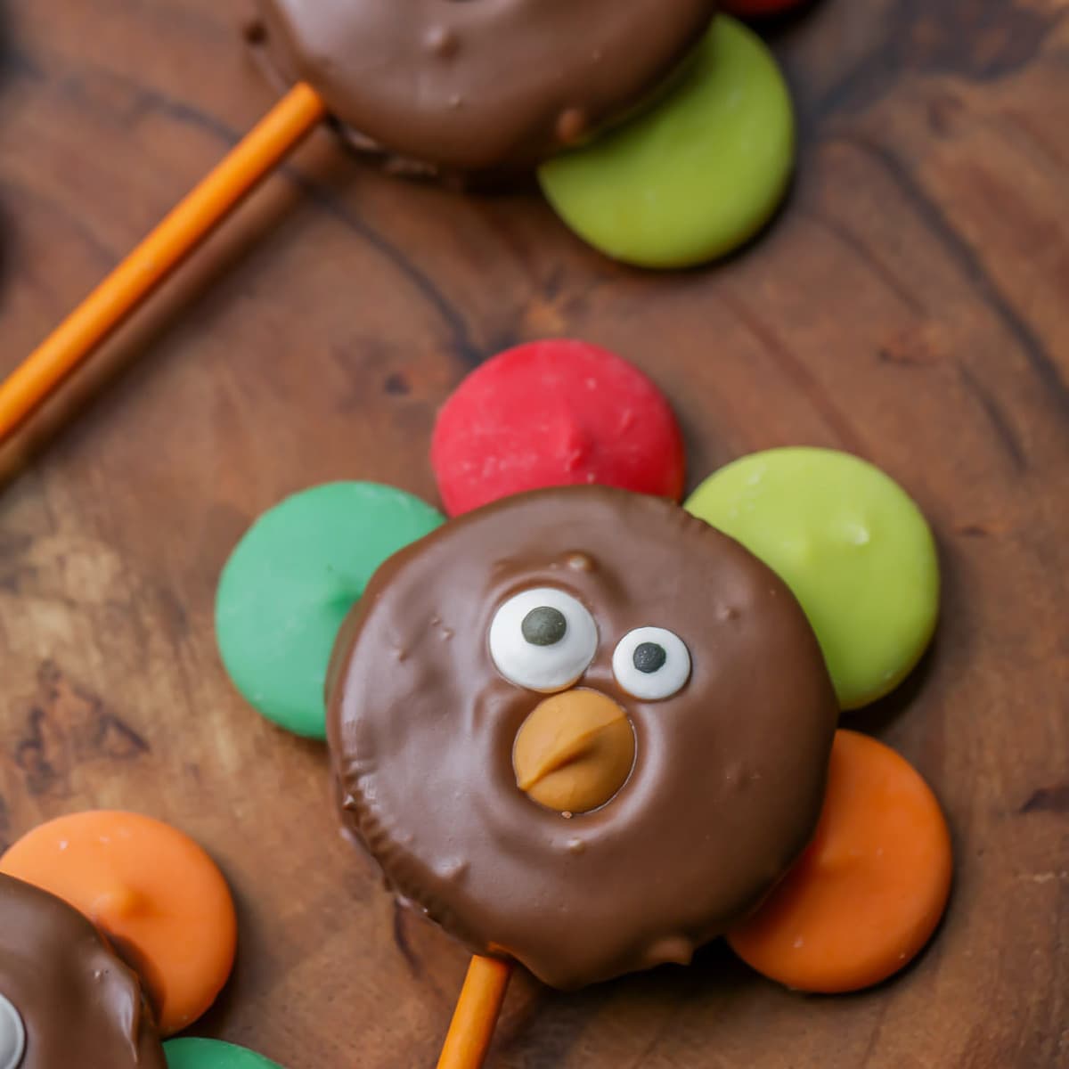 感恩节甜点——有糖果眼睛的奥利奥火鸡。