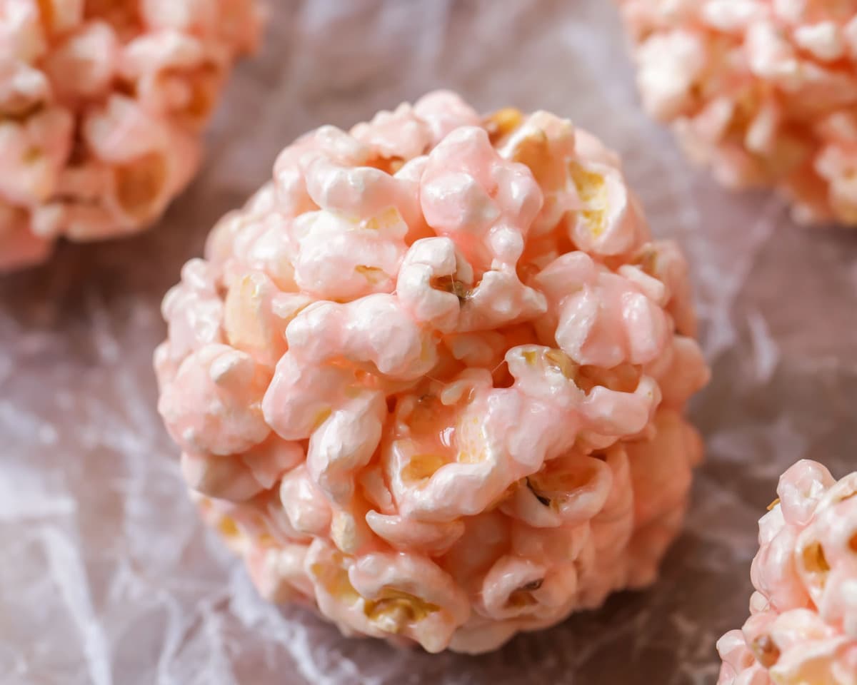 万圣节甜点-靠近粉红色，容易爆米花球冷却蜡纸。