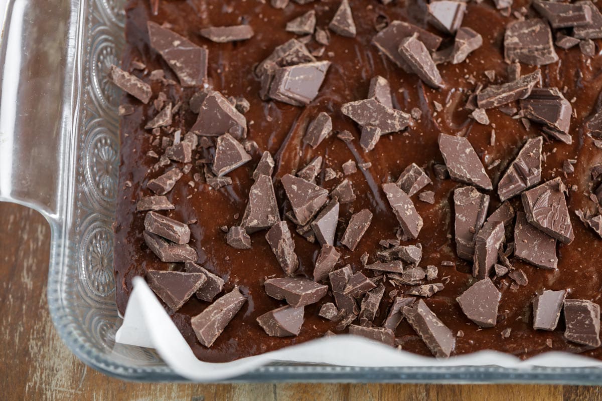 生的巧克力蛋糕放在玻璃烤盘中。