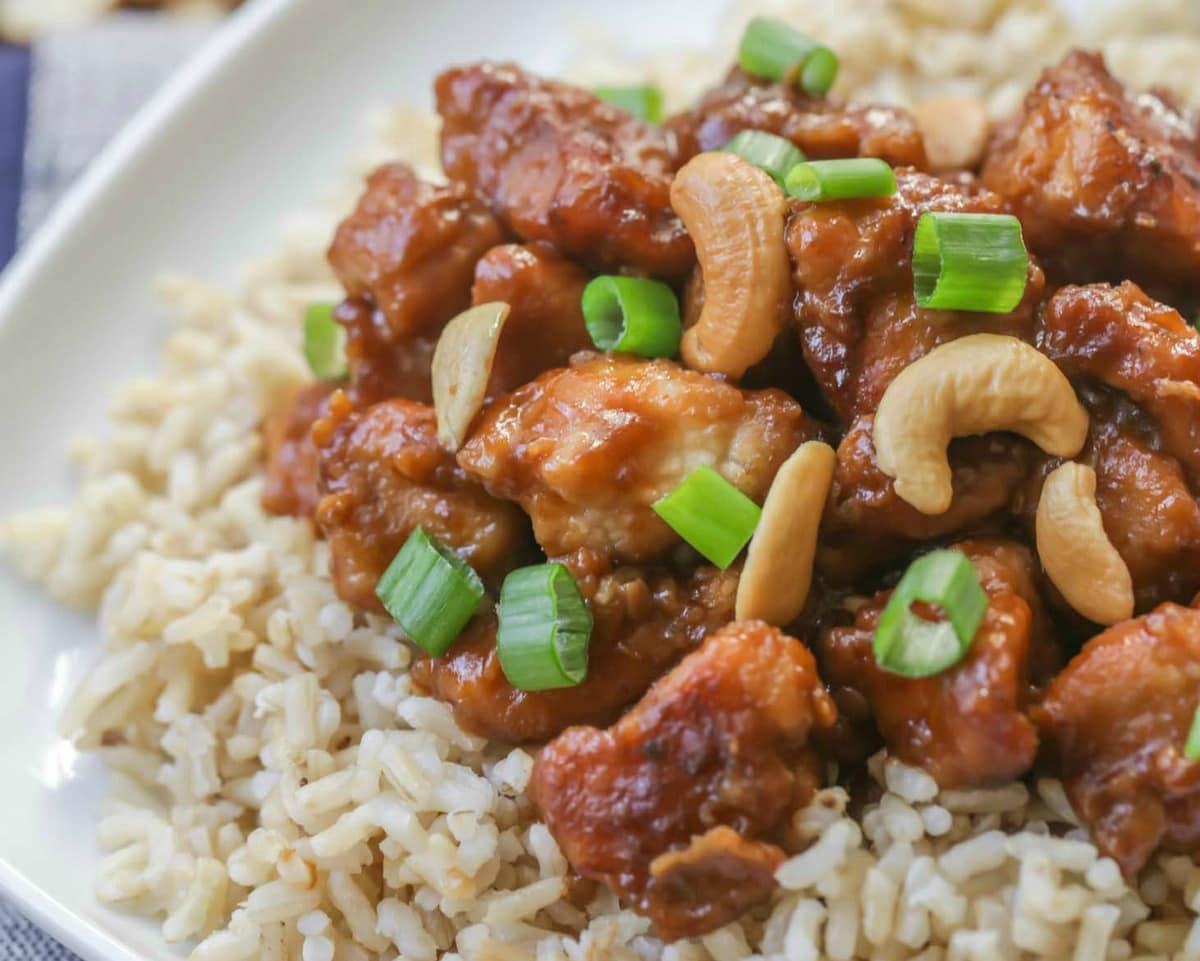 炖锅晚餐点子-炖锅腰果鸡配糙米。