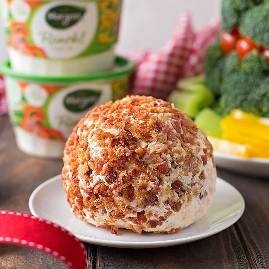 健康的开胃菜——培根牧场奶酪球放在小白盘子里。