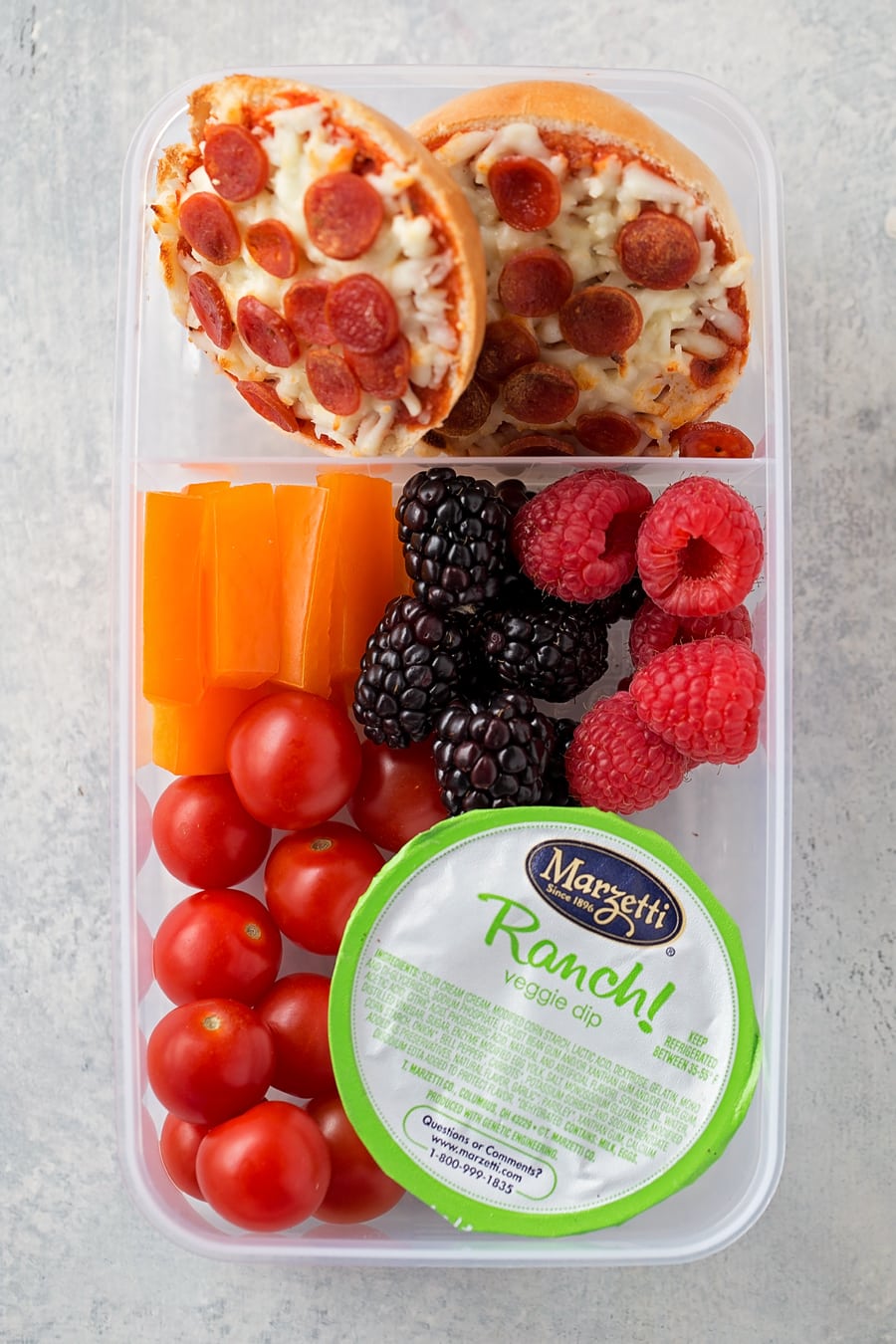 迷你披萨百吉饼，浆果，胡萝卜和西红柿的简单盒饭