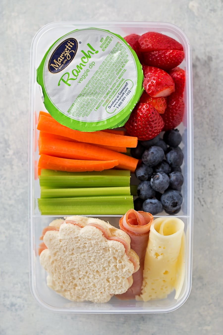 学校午餐盒的想法，三明治，浆果，胡萝卜和芹菜