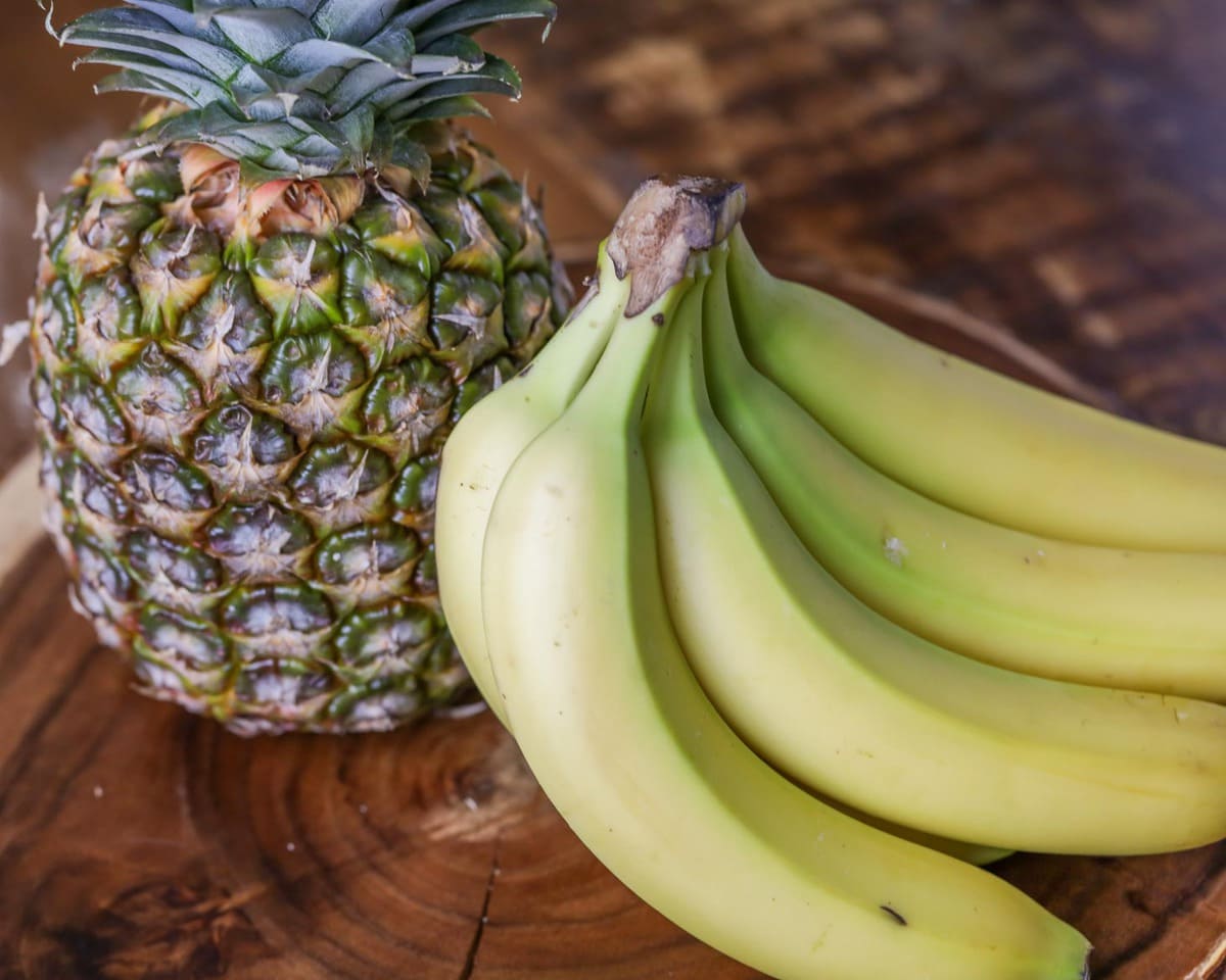 制作菠萝香蕉奶昔的香蕉和菠萝。