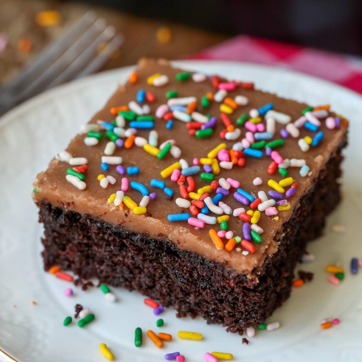 巧克力蛋糕食谱——一块巧克力蛋bob综合手机客户糕，上面撒上彩虹糖。