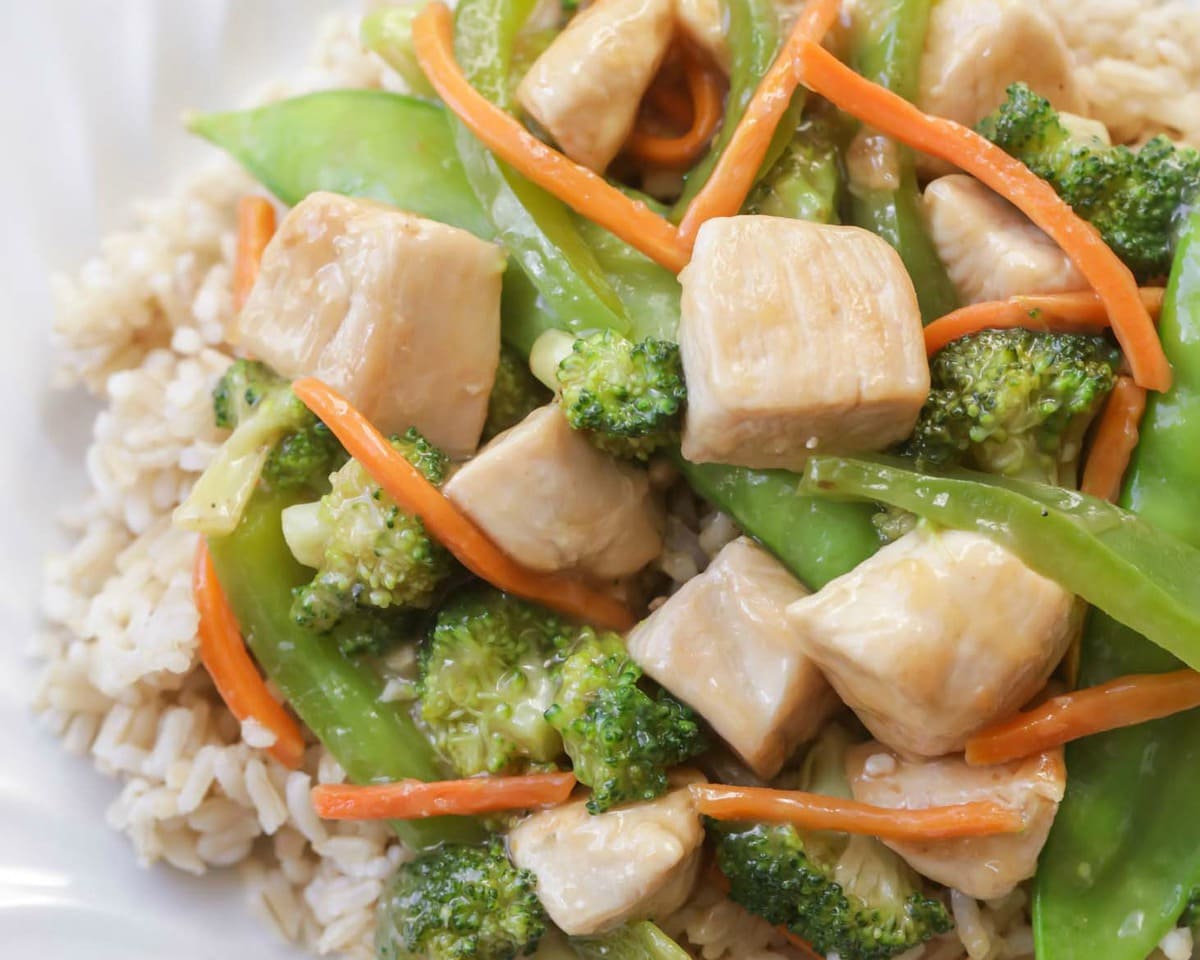 家庭晚餐建议-鸡肉和蔬菜炒在米饭上。