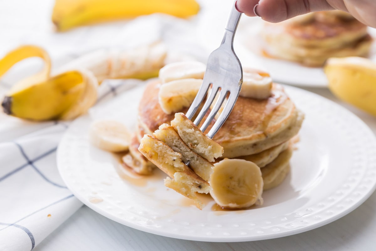 早餐是晚餐，香蕉煎饼堆在盘子里。