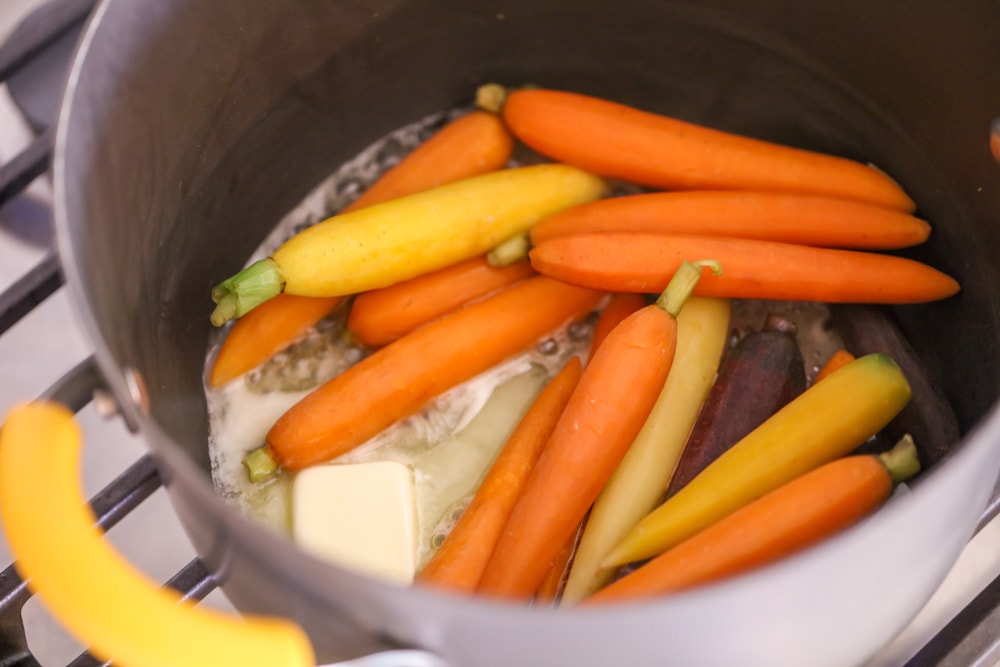 蜂蜜胡萝卜在锅里煮