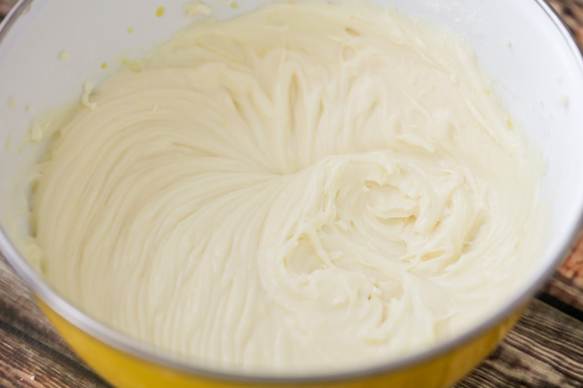 柠檬蛋糕糖霜在搅拌碗