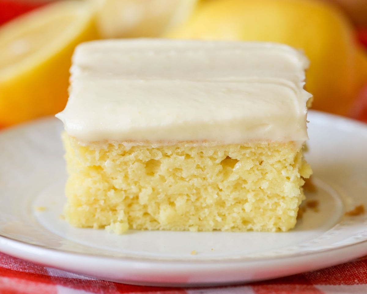 简单的蛋糕食谱——在bob综合手机客户白色盘子上放一片柠檬蛋糕。