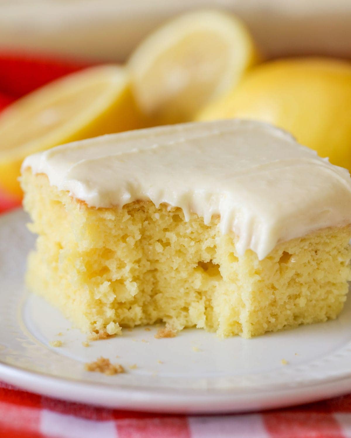 自制柠檬蛋糕配柠檬糖霜，放在白色盘子上