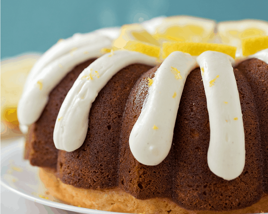 柠檬蛋糕，上面有奶油芝士糖霜和柠檬角