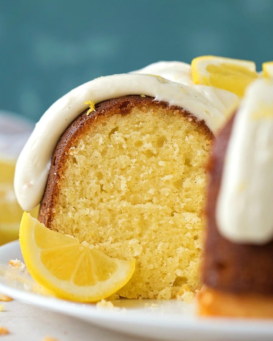 简单的蛋糕食谱-柠檬bob综合手机客户蛋糕顶部的糖霜和新鲜柠檬。