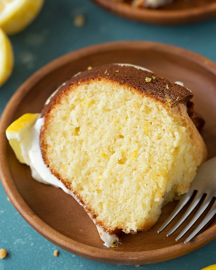 用叉子在盘子里放一片柠檬蛋糕