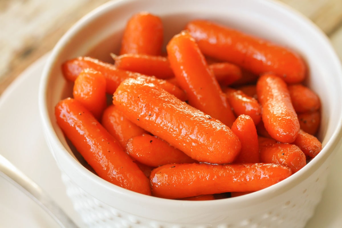 万圣节晚餐创意——一碗上了釉的胡萝卜。