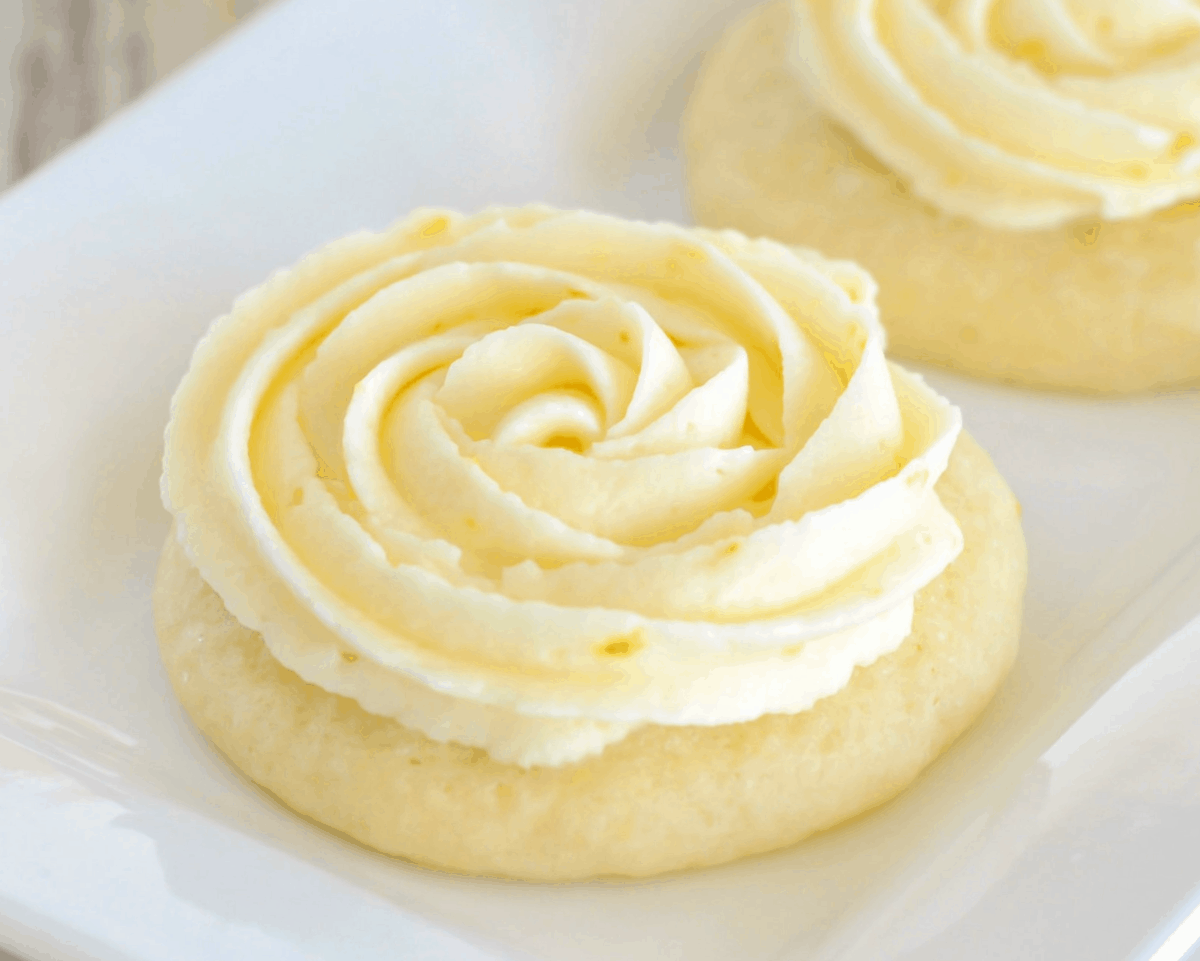 柠檬糖饼干上有柠檬糖霜。