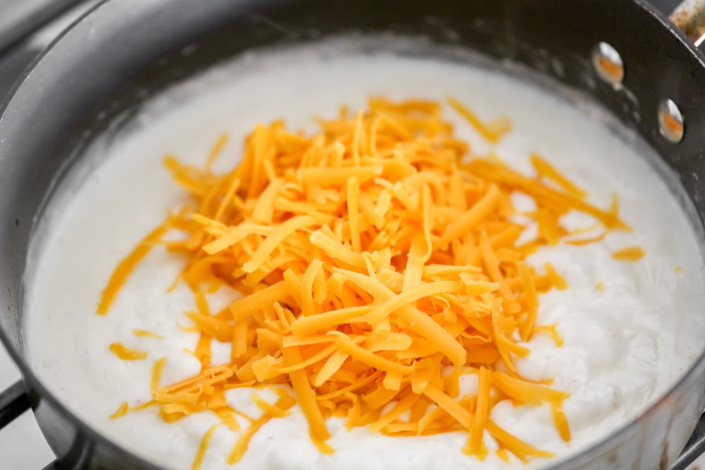 把奶酪丝融化，做成玉米片奶酪