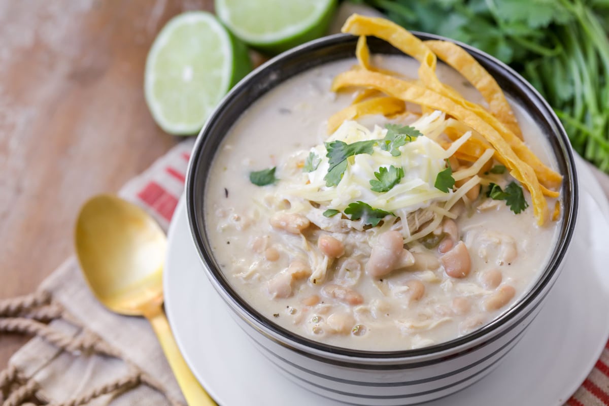 墨西哥汤食谱——一碗白鸡肉bob综合手机客户辣椒。