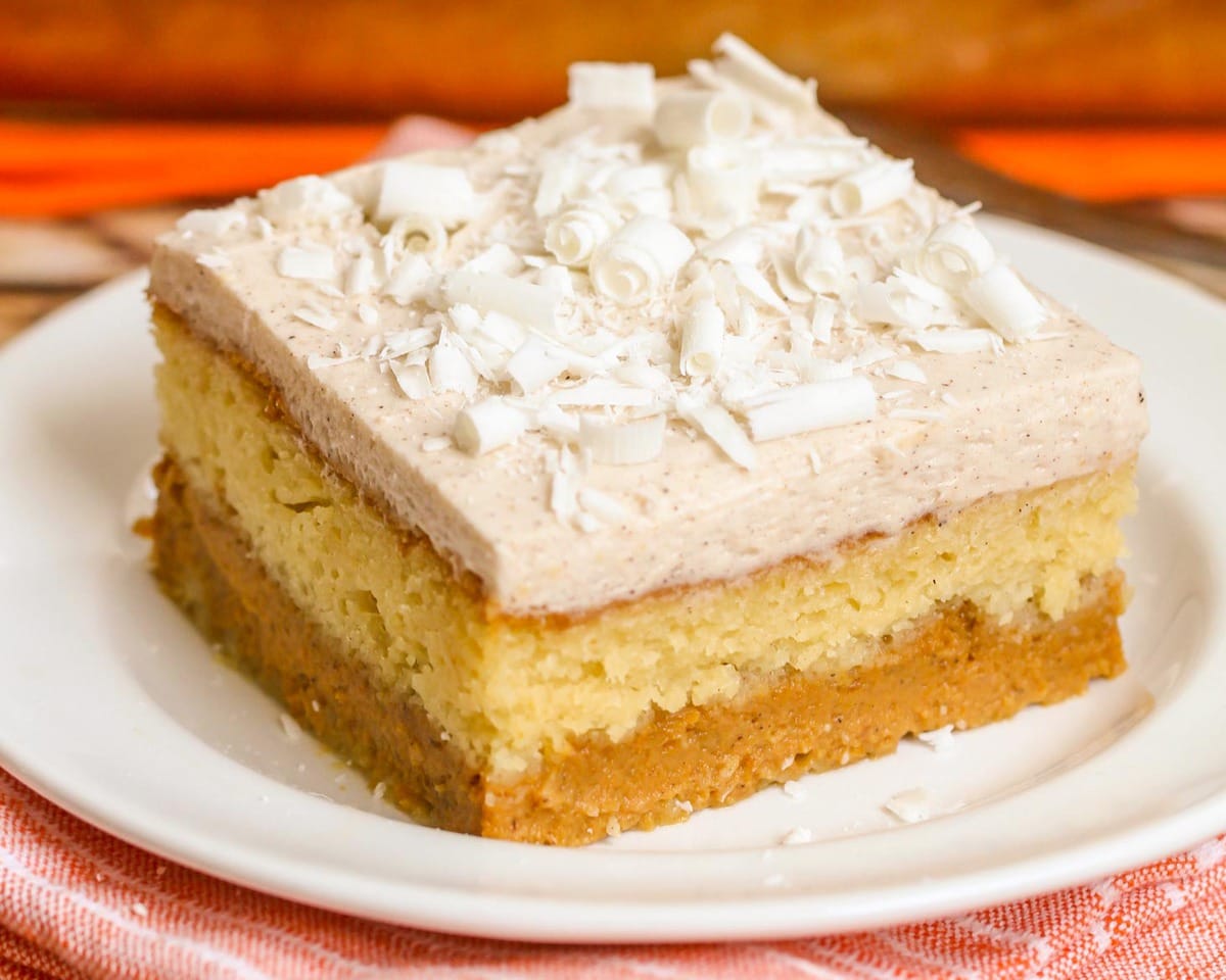 感恩节甜点——一块方形的魔法南瓜蛋糕，放在白色的盘子里。
