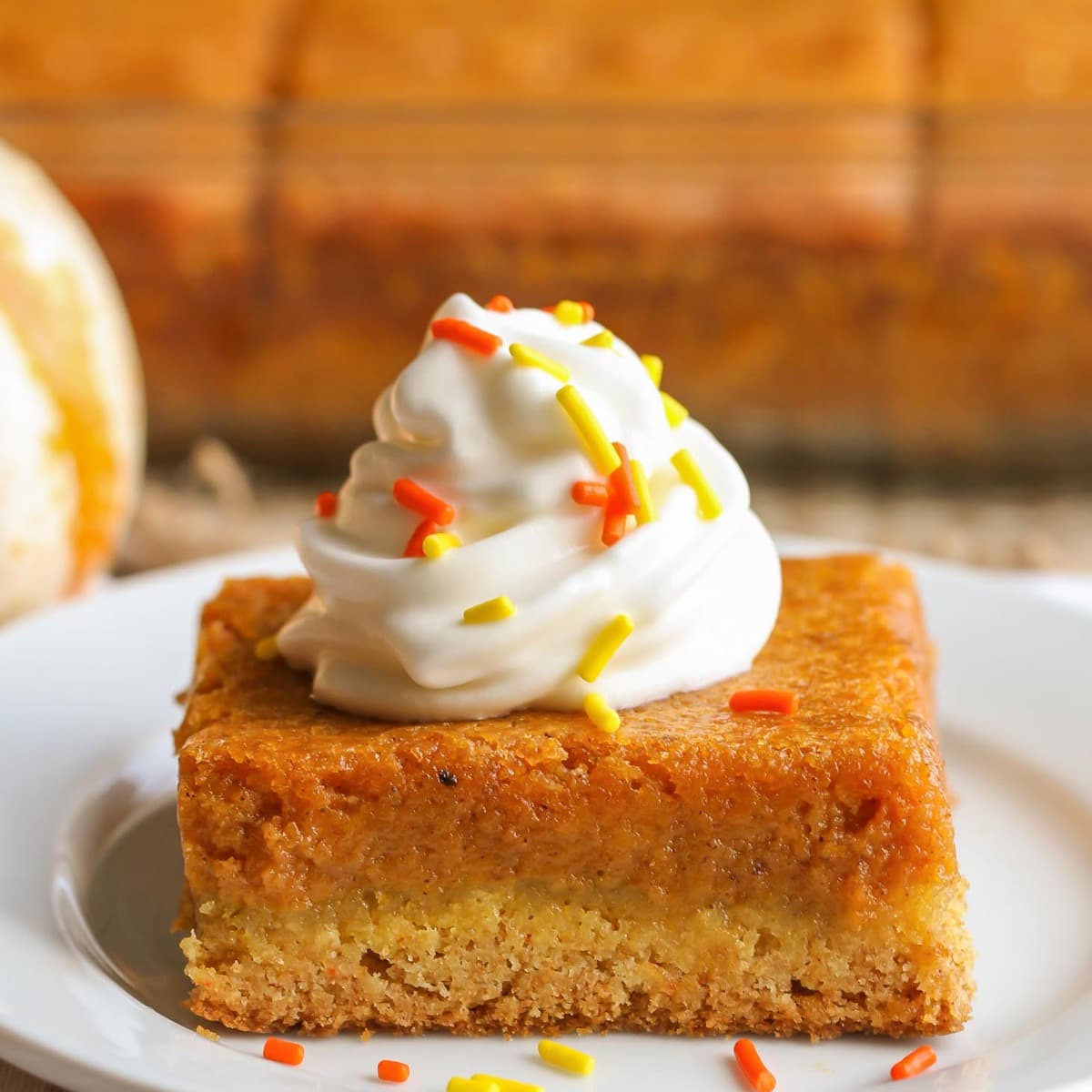 秋季甜点食谱——在盘子上放bob综合手机客户一块南瓜奶油蛋糕。