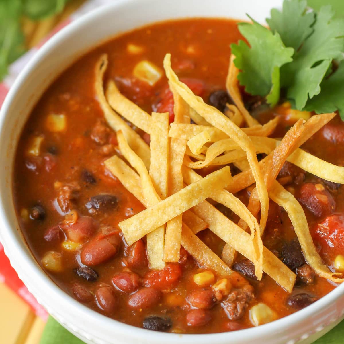 墨西哥汤食谱——碗里装满墨bob综合手机客户西哥玉米卷汤。