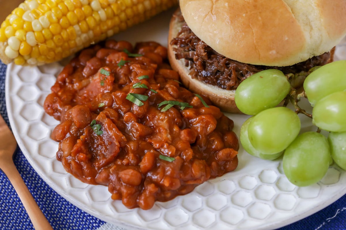 7月4日食谱-烤豆与玉米bob综合手机客户和绿葡萄盘。
