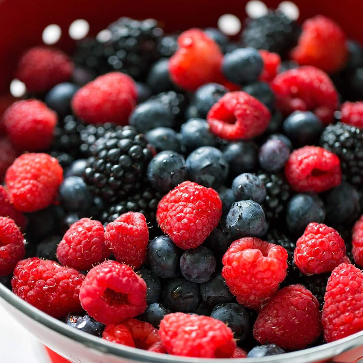 覆盆子，黑莓和蓝莓做浆果糖霜