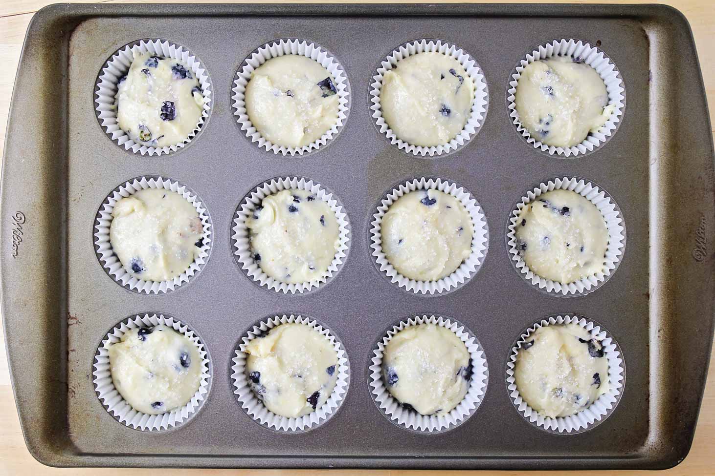 自制的蓝莓松饼装在松饼盒里