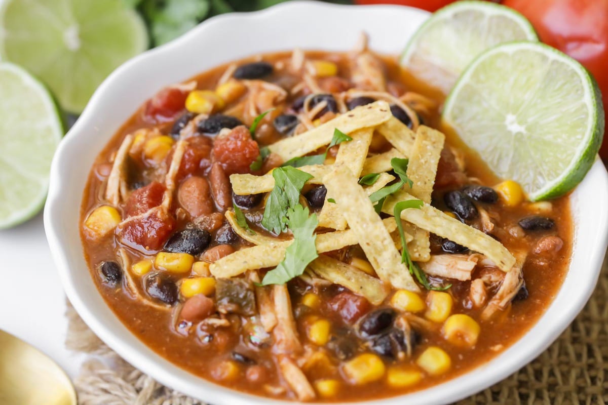 墨西哥汤食谱——一碗鸡肉煎bob综合手机客户玉米卷汤，上面放上新鲜的香菜。