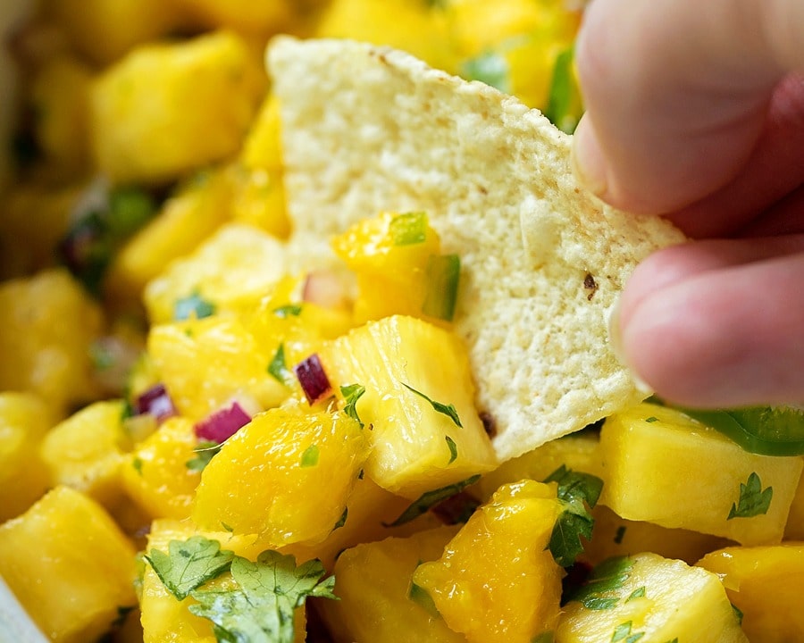 健康的开胃菜——墨西哥玉米片蘸着芒果酱。