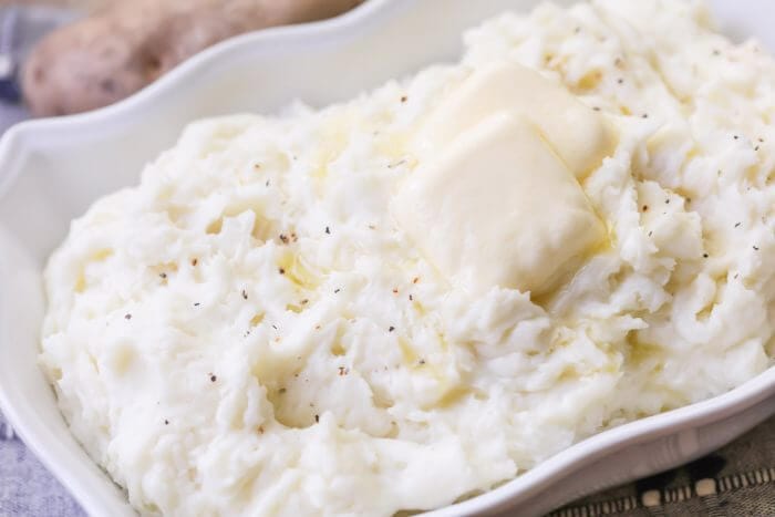 感恩节晚餐建议:最好的土豆泥上面放一小块黄油。