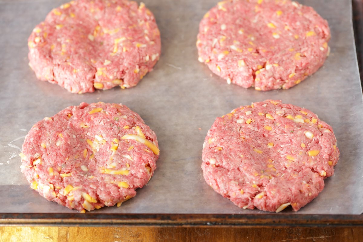 在烹饪之前，把自制的牧场汉堡肉饼放在蜡纸上。