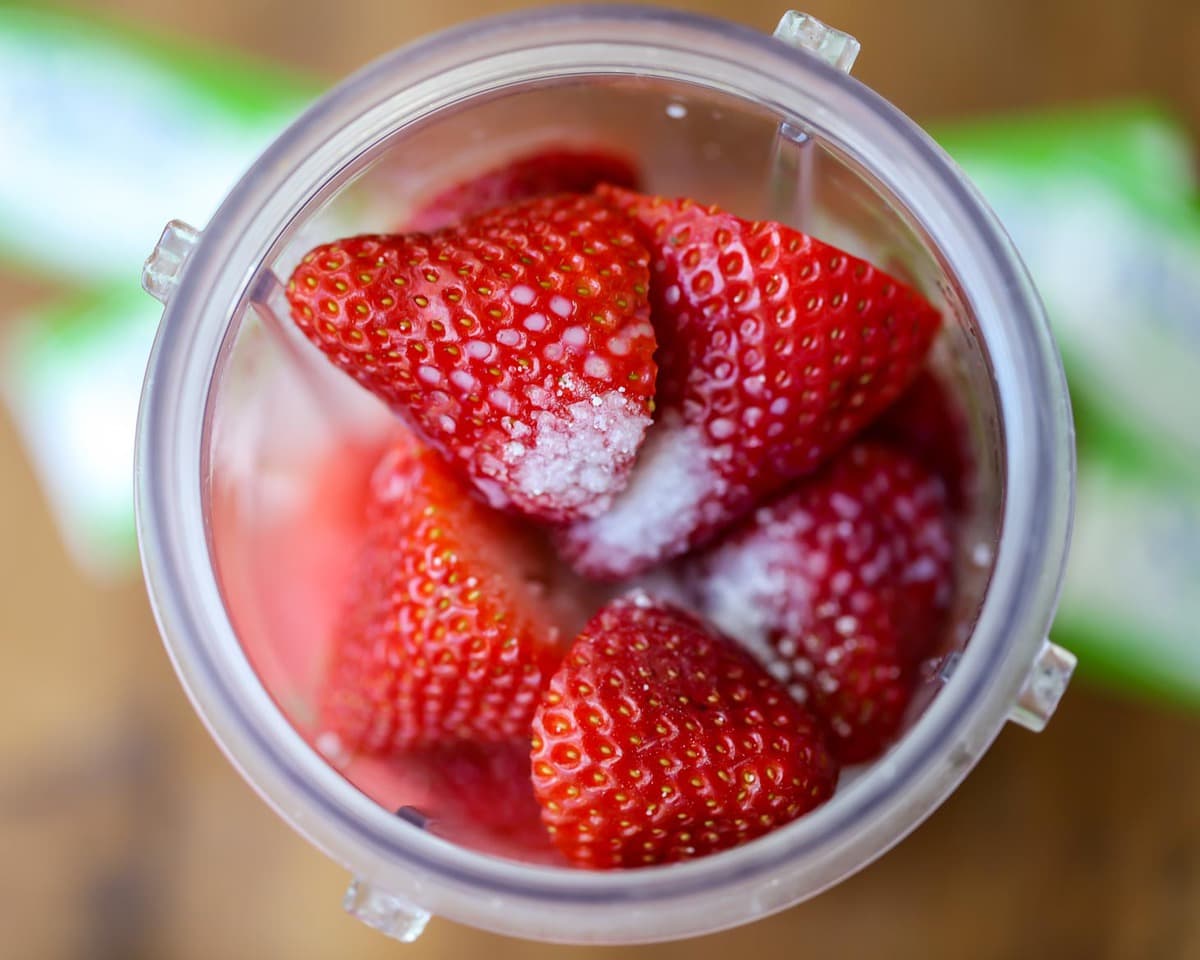 草莓和西瓜放在搅拌机里，用来做西瓜奶昔。