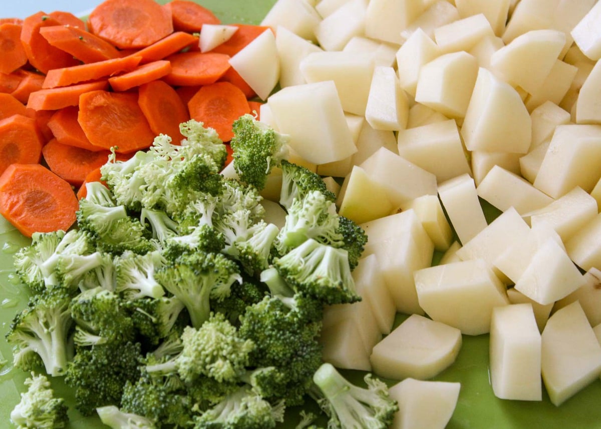 切好的蔬菜用来做西兰花土豆奶酪汤。