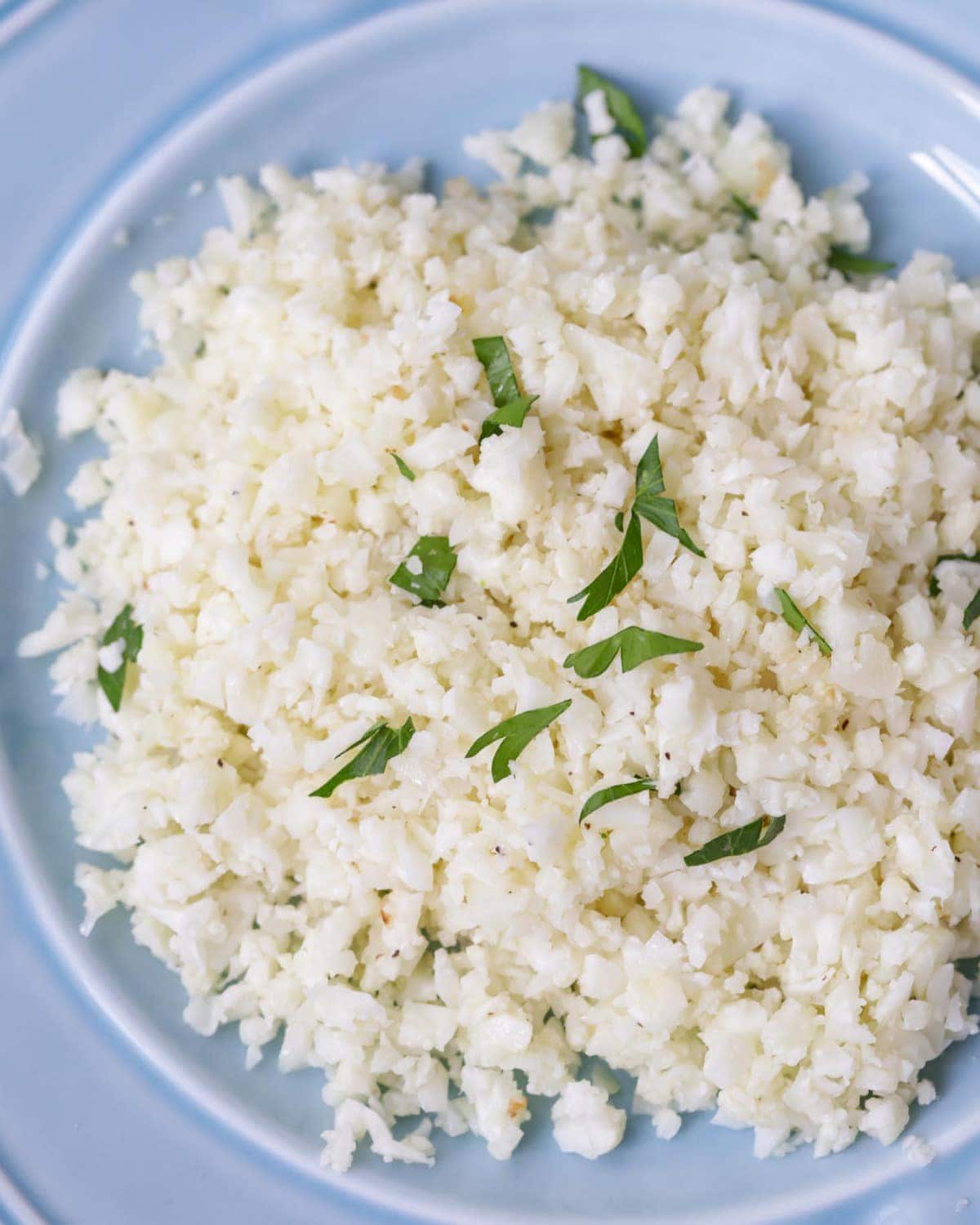 花椰菜米饭放在蓝色盘子里