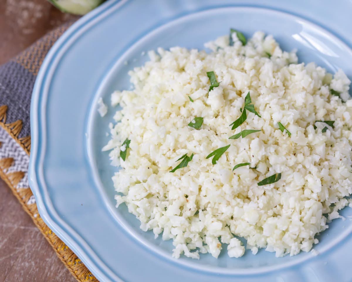 花椰菜米饭放在蓝色盘子里