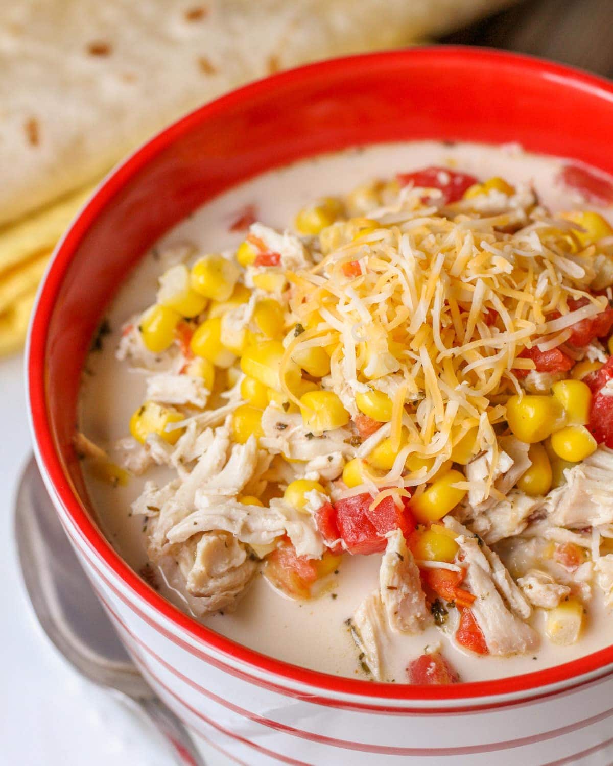 墨西哥鸡肉玉米汤，用勺子盛在碗里