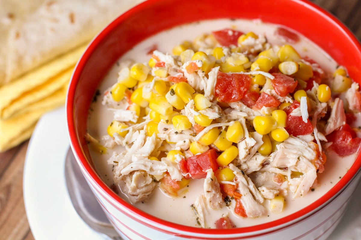 简单的汤食谱——墨西bob综合手机客户哥鸡肉玉米汤盛在红碗里。