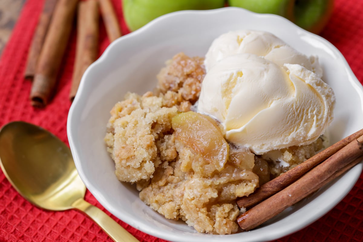 在白色的碗里放一勺苹果馅饼，上面放上香草冰淇淋。