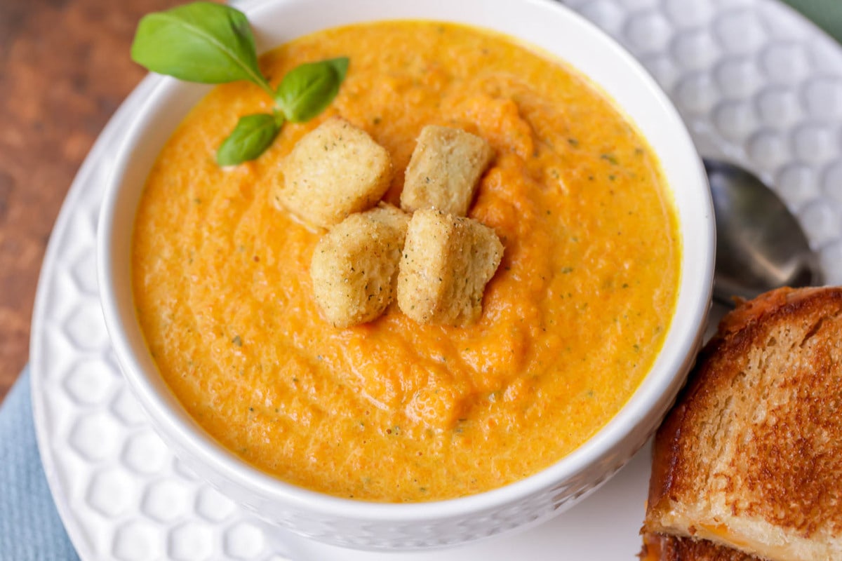 健康的汤食谱——胡萝卜汤在bob综合手机客户一个白色的碗里。