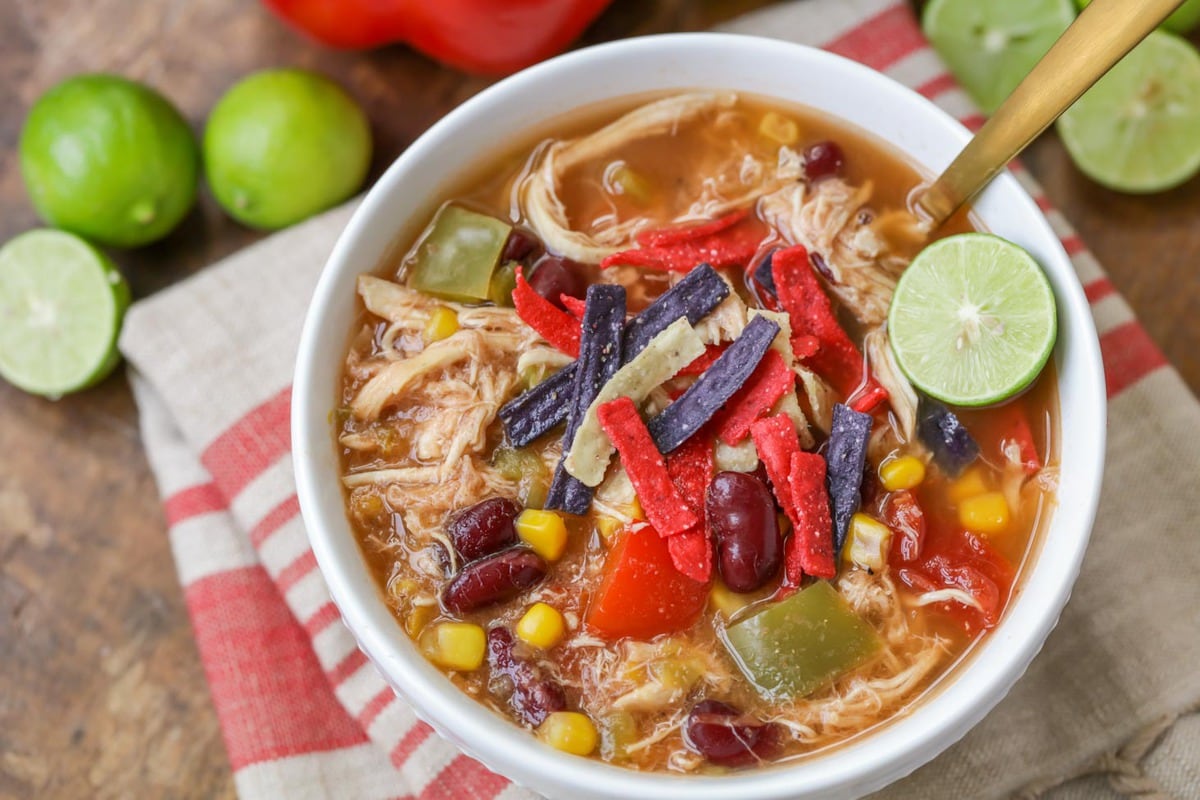 家庭晚餐的想法-墨西哥汤上面有玉米饼条。