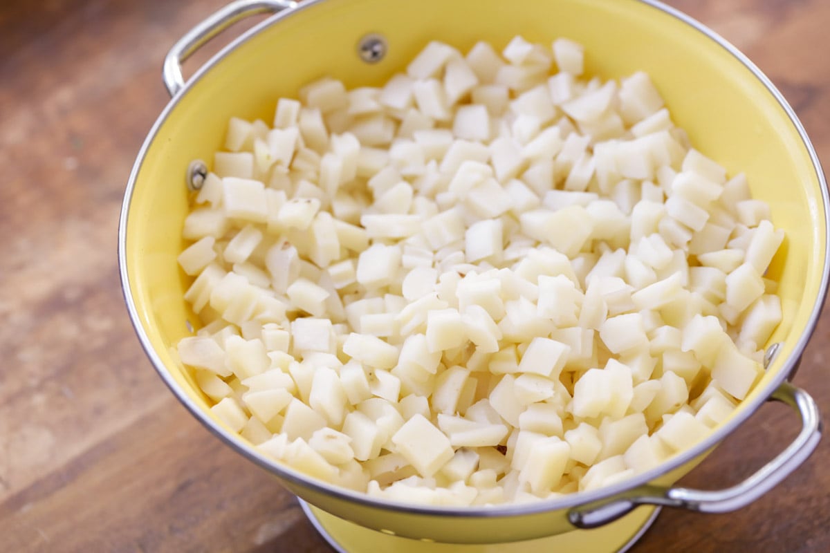 冷冻土豆块在滤器中解冻，用来做奶酪土豆汤