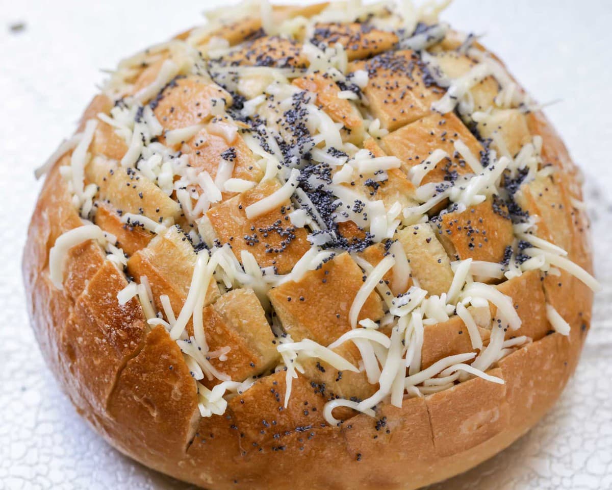 上面撒有罂粟籽的奶酪面包可以烤了。