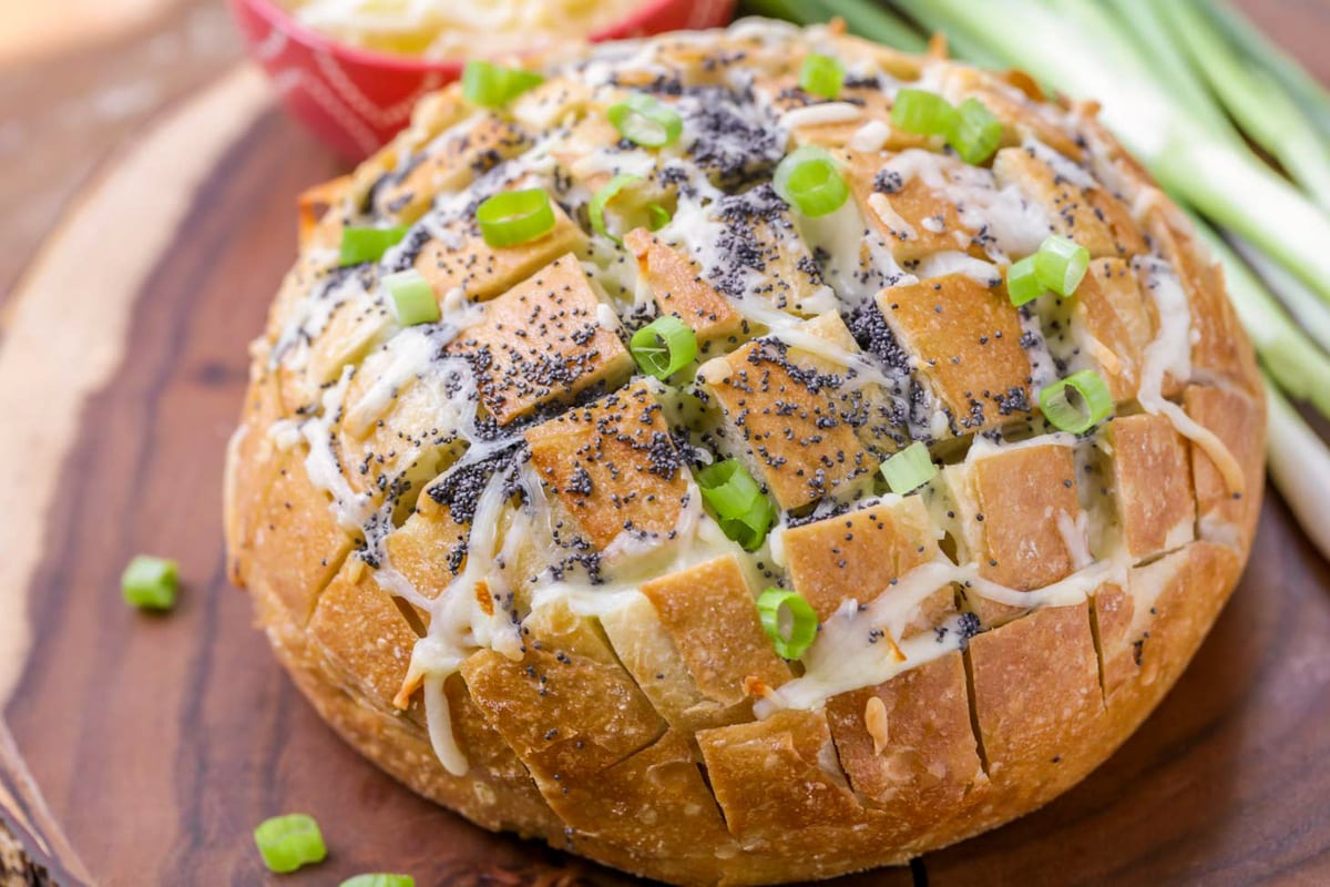 烤面包，上面有奶酪和青葱。