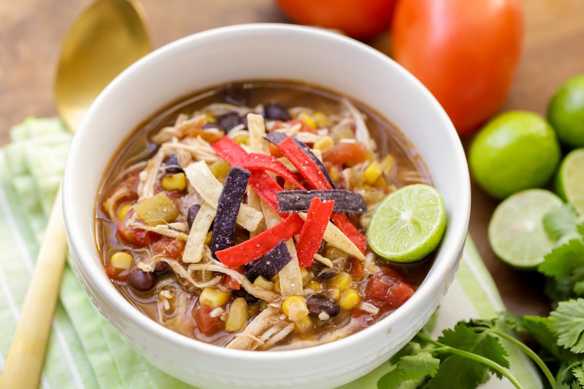 墨西哥汤食谱——一碗健康的bob综合手机客户鸡肉玉米饼汤，上面撒上新鲜的青柠。