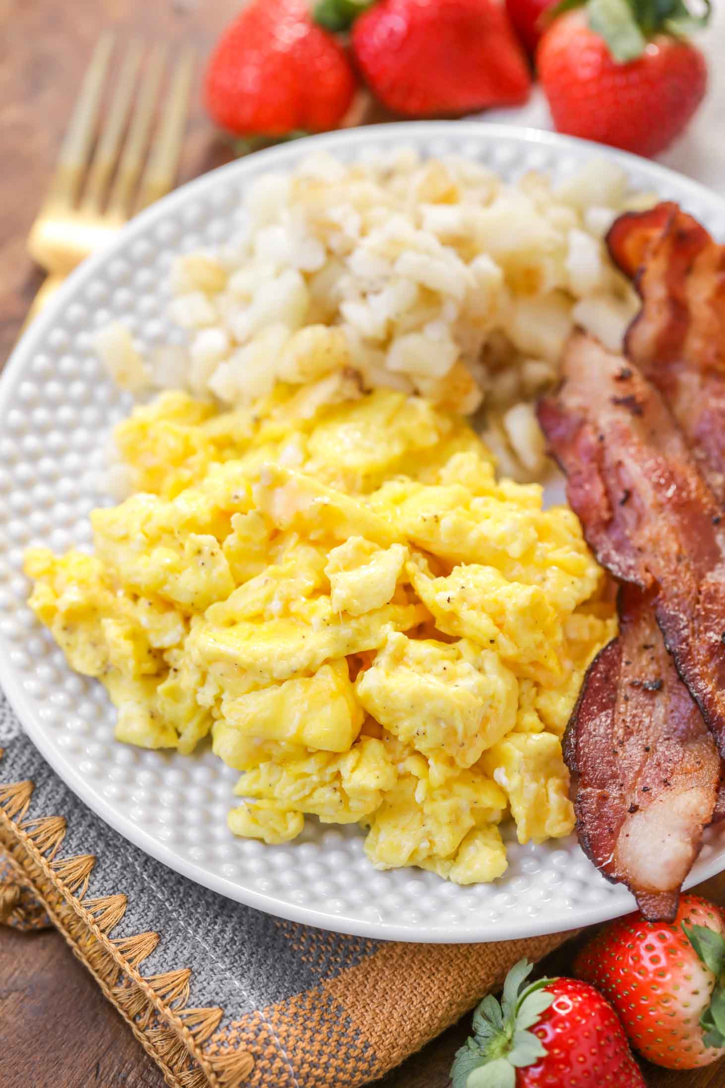 炒鸡蛋配早餐和肉汁。