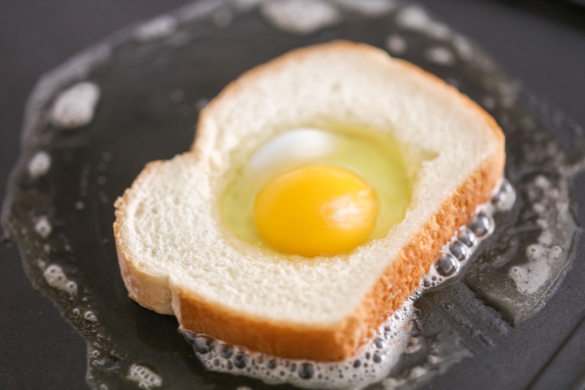 中间夹着鸡蛋的面包，在平底锅里烤着，这是洞里蟾蜍的早餐。
