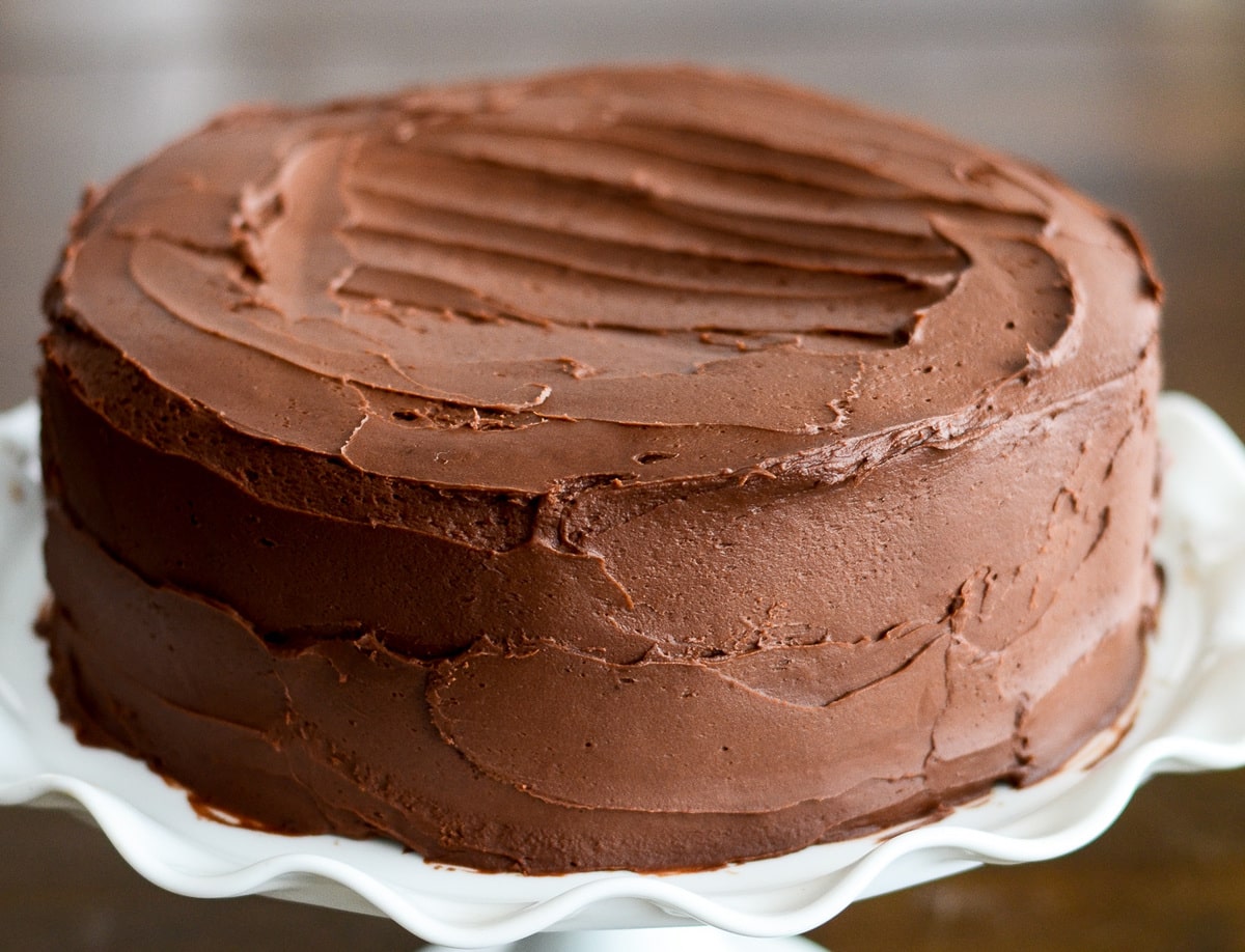 巧克力蛋糕食谱-白色蛋糕架上的bob综合手机客户磨砂巧克力蛋糕